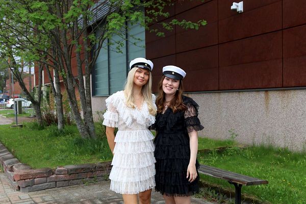 ”On pakko olla ylpeä!” – Sotkamon lukiossa juhlittiin uusia ylioppilaita