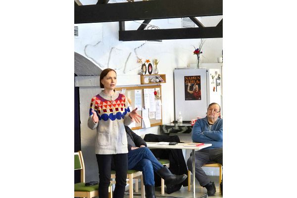 Sotkamossa Minja Koskelan vierailun aiheiksi nousivat esille susien metsästys ja Venäjä-suhteet – Yleisö kritisoi kansanedustajien linjaa