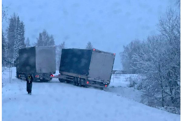 Rekka joutui poikittain Naapurinvaaralla – Ajokeli erittäin huono torstaina ja perjantaina