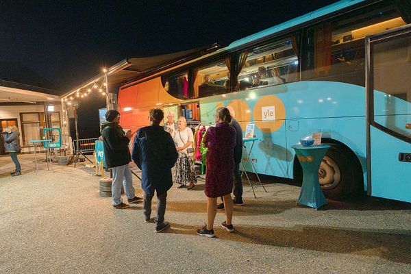 Yle 100 -bussi sai yleisöltä lämpimän vastaanoton – ”Ei todellakaan ole hiljainen kansa, joka asuu Kainuussa”