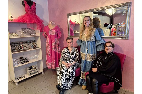 Pinkpoks-liikkeen uusi myyjä Heidi Karkulahti on iloinen paluumuutostaan