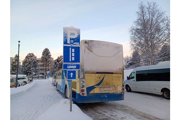 Liukkaat kelit herättivät huolta koulukyytien turvallisuudesta –  bussi ajoi alinopeutta