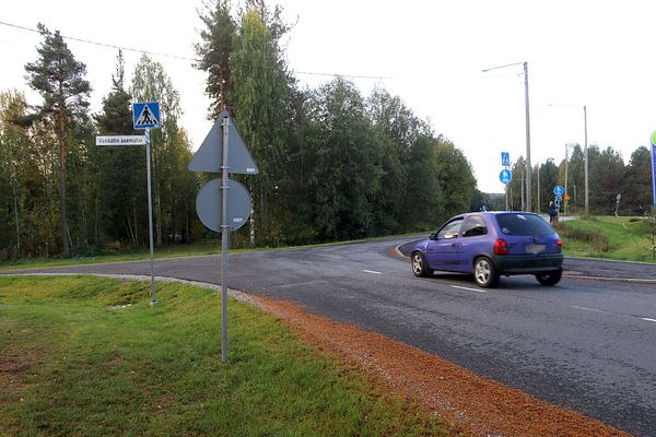 Onko tämä auto väistämisvelvollinen, jos asemalta tulee auto? Tässä risteyksessä sattuu taajaan läheltä piti -tilanteita