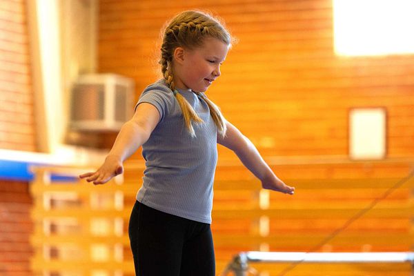 Voimistelu on tärkeä harrastus kymmenille sotkamolaislapsille – ”Eniten tykkään, kun harjoitellaan uusia temppuja”