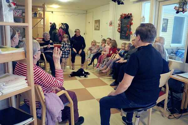 Ponipirtin viskarit vierailevat ikäihmisten päivätoiminnassa – ”Aivan ihana nähdä pieniä ihmisiä”