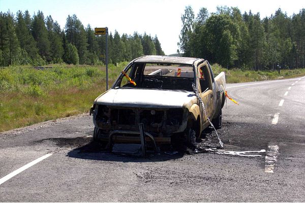 Palanut auto ja ilman istujaa seilannut penkki