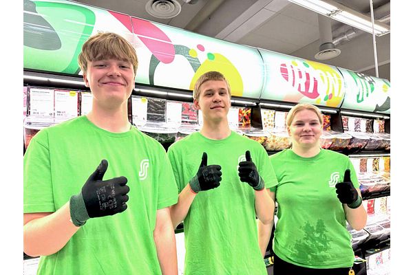Asiakkaat jäävät kesätyöntekijän mieleen – ”Helteistä huolimatta on hyvin viileää puiden varjossa ja työilmapiiri on rento”