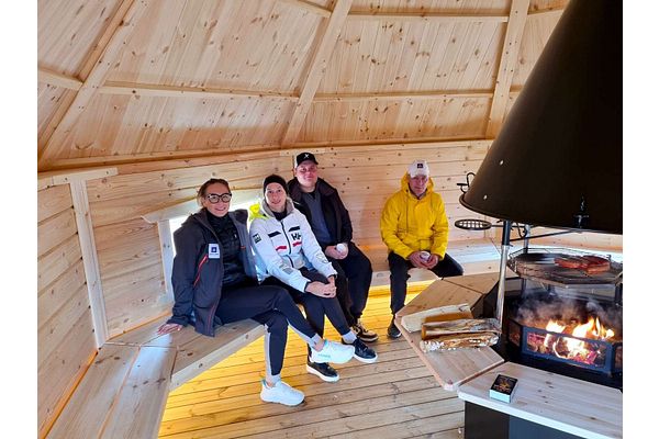 Vuokatti Sportin uudet työntekijät Anu Korhonen ja Ella Valkeejärvi kertoivat uudesta kodasta Särkisen rannalla